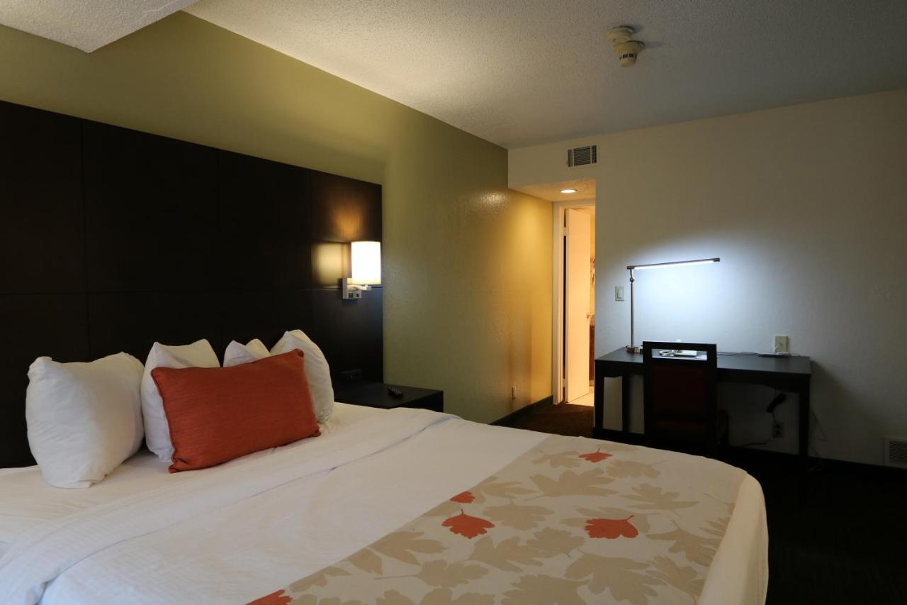 Fairbridge Inn & Suites - Akron Copley Township - West Room photo